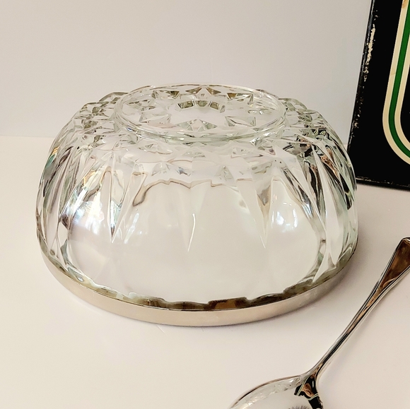 Crystal salad bowl with utensils in their original box. - Picture 9 of 10